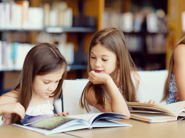 Wir lesen gerne — Stockfoto