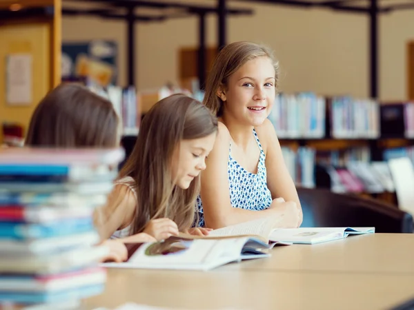 Nos encanta leer. — Foto de Stock