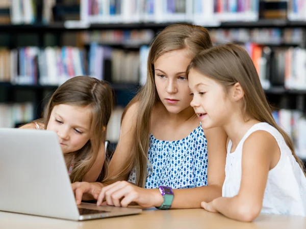 Technologie in de bibliotheek — Stockfoto