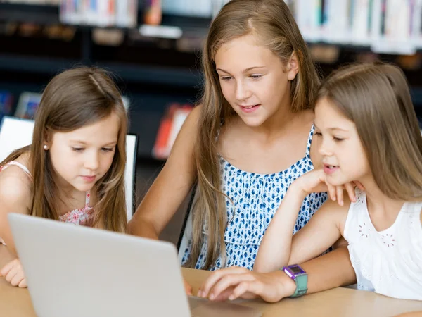 La tecnologia in biblioteca — Foto Stock