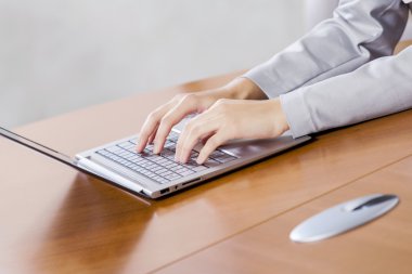 Laptop Kullanılıyor