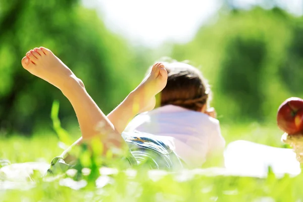 Mädchen im Park — Stockfoto