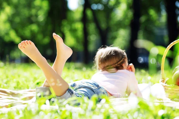 Mädchen im Park — Stockfoto