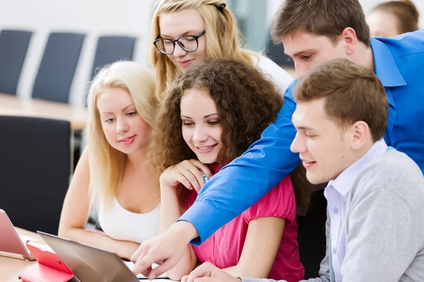 Estudiantes en clase — Foto de Stock