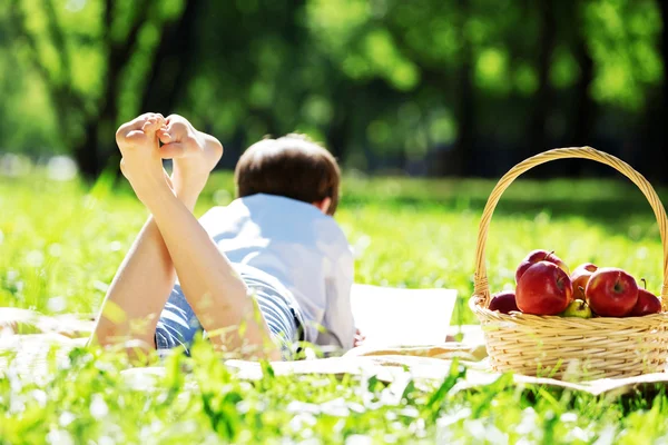 Junge im Park — Stockfoto