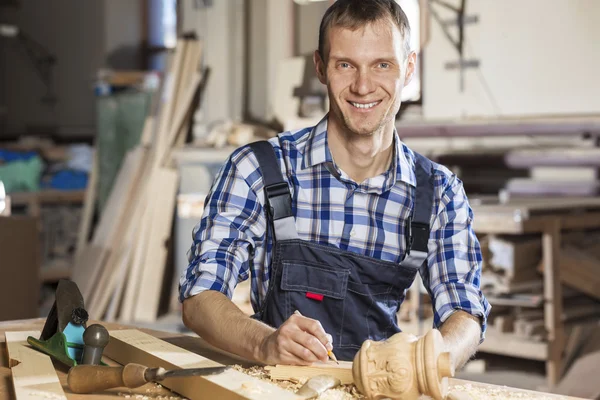 Tischler bei der Arbeit — Stockfoto