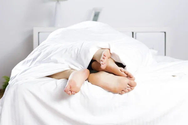 Pareja en la cama —  Fotos de Stock