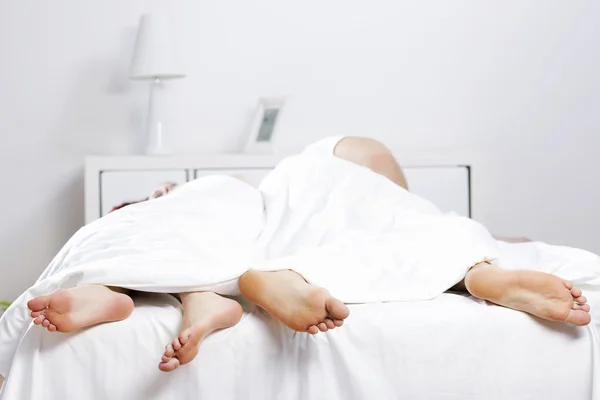 Pareja en la cama —  Fotos de Stock