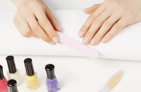 Donna che utilizza nailfile — Foto Stock