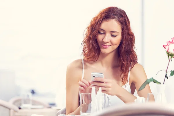 Texting massages at cafe — Stock Photo, Image