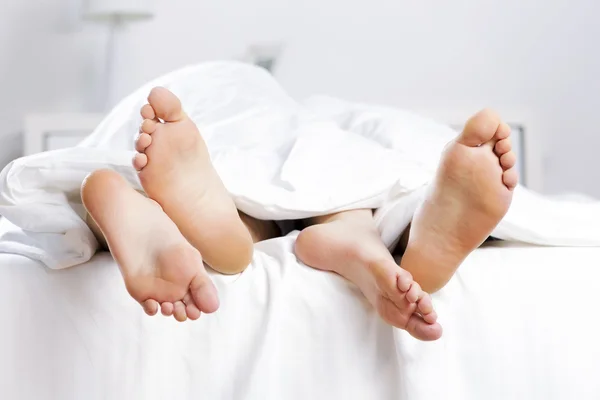 Pareja en la cama — Foto de Stock