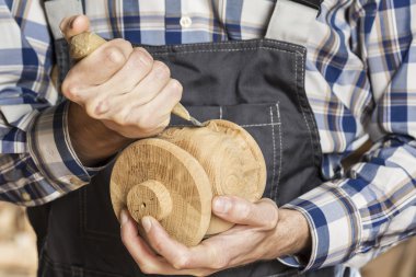 iş yerinde bir marangoz