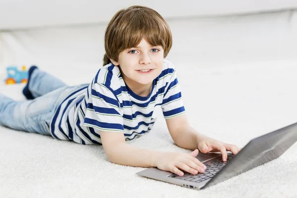 Playing computer games — Stock Photo, Image