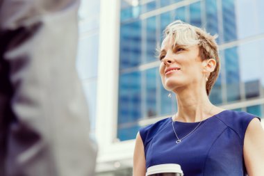 İki arkadaşları birlikte bir şehirde yürüyüş