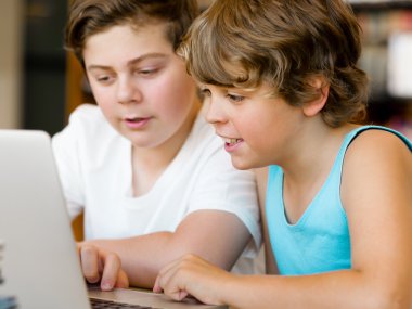 iki çocuk kitaplığı