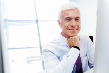 Başka bir office gün bilgisayar önünde