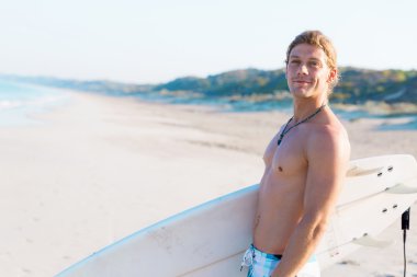 Dalgalar vurmak hazır