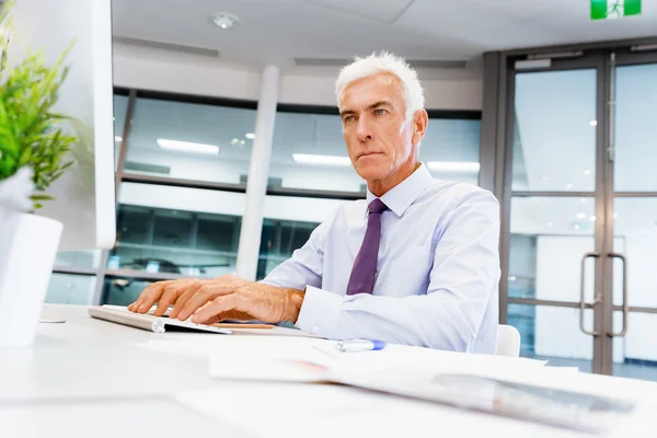 Een andere office dag achter computer — Stockfoto