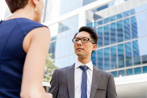 Two colleagues walking together in a city — Stock Photo, Image