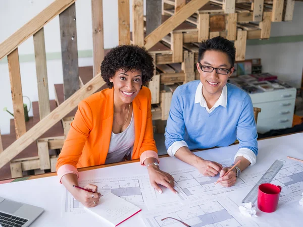 Equipo creativo en el trabajo — Foto de Stock