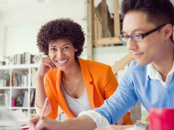 Equipo creativo en el trabajo — Foto de Stock