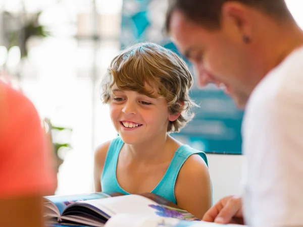 Familj i biblioteket — Stockfoto