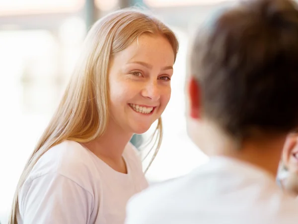 Gelukkig jong meisje glimlachen — Stockfoto