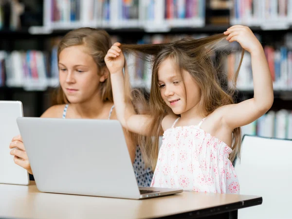 Technology and fun in the library — Stock Photo, Image