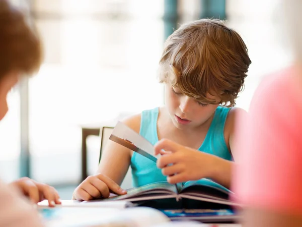 Jongen in bibliotheek — Stockfoto