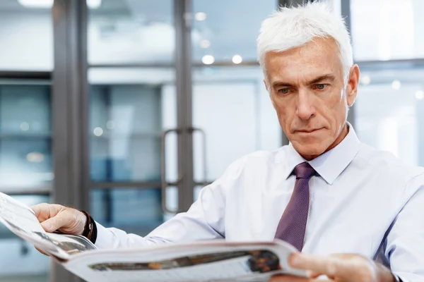 Neuigkeiten erfahren — Stockfoto