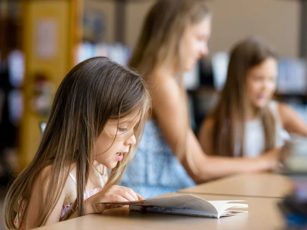 Ik hou van lezen — Stockfoto