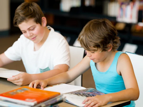 Dos chicos en la biblioteca — Foto de Stock