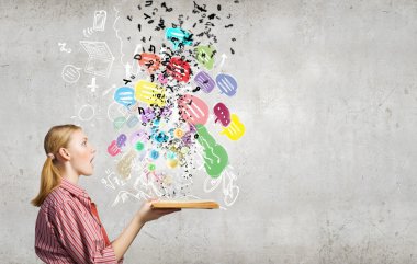 Kız kitap ile heyecanlı