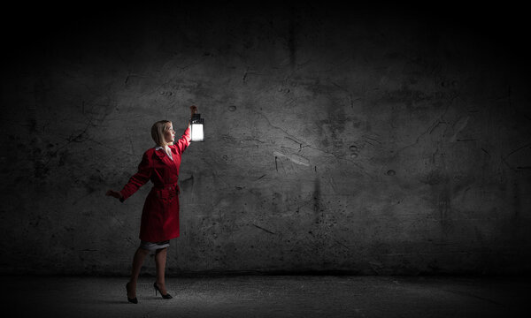 Женщина с фонарем
