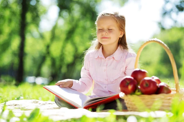 Meisje in het park — Stockfoto