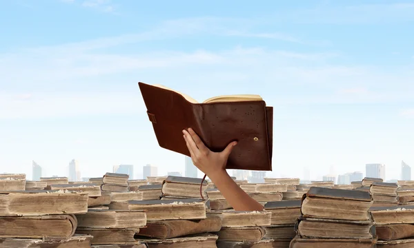 Zoeken naar boeken — Stockfoto