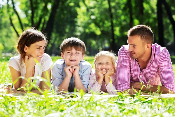 Picnic in giardino — Foto Stock