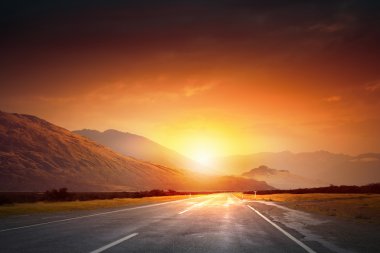 Günbatımı yol yukarıda