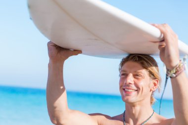 Dalgalar vurmak hazır