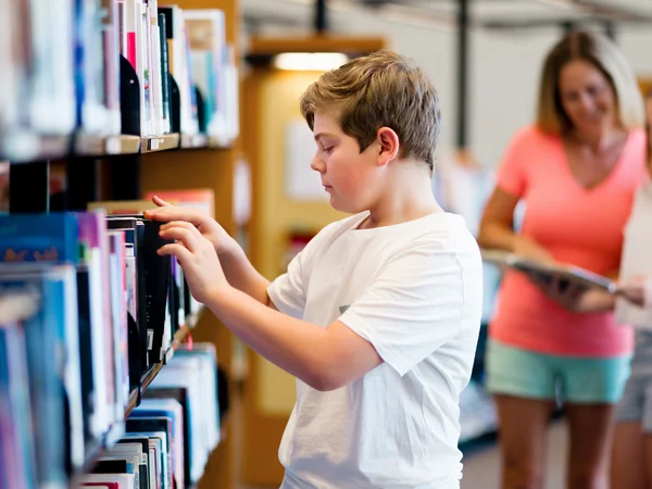 Niño en la biblioteca —  Fotos de Stock