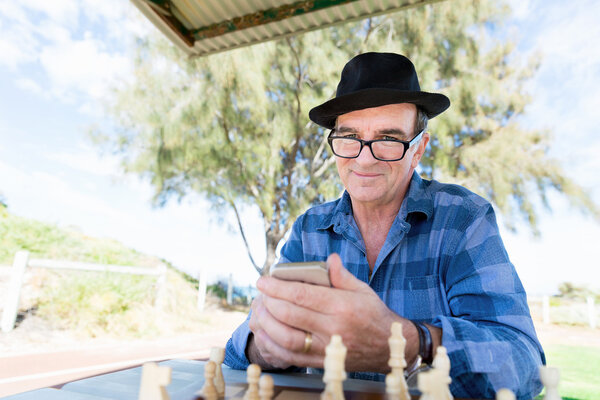 Старик со своим мобильником
