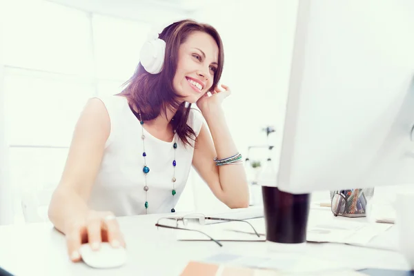 Mujer con auriculares — Foto de Stock