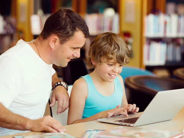 Liten pojke och hans far med laptop — Stockfoto