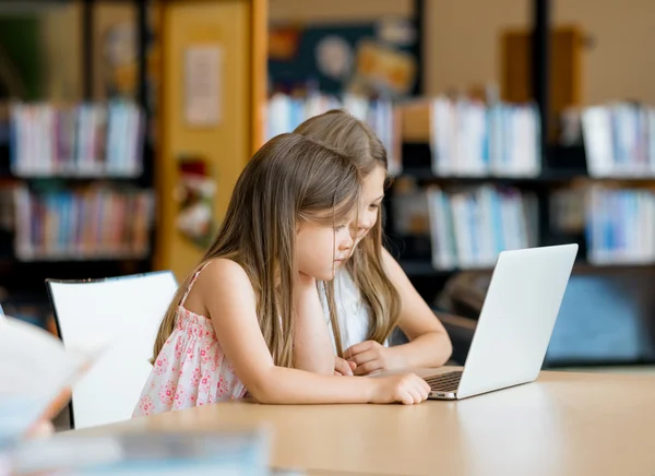 Tecnología y diversión en la biblioteca — Foto de Stock