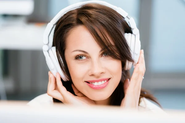 Mujer con auriculares — Foto de Stock