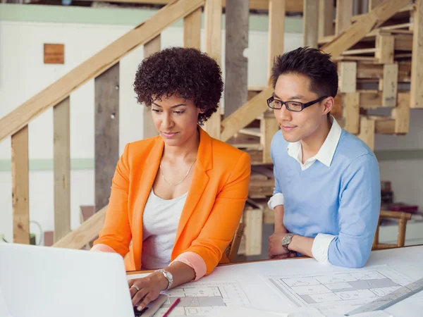 Equipo creativo en el trabajo — Foto de Stock