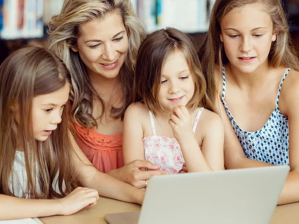 Tecnologia e divertimento in biblioteca — Foto Stock