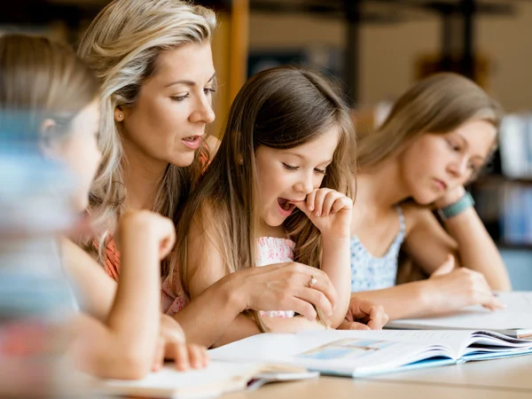 Wir lesen gerne — Stockfoto