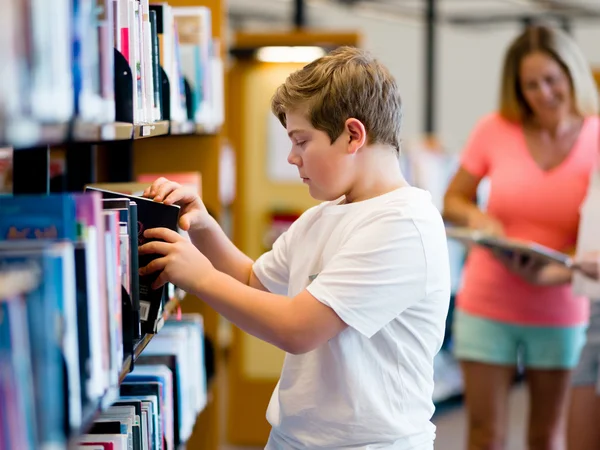 Junge in der Bibliothek — Stockfoto