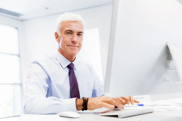 Een andere office dag achter computer — Stockfoto